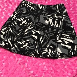 Zara Basics Textured mini skirt Sz Small Black